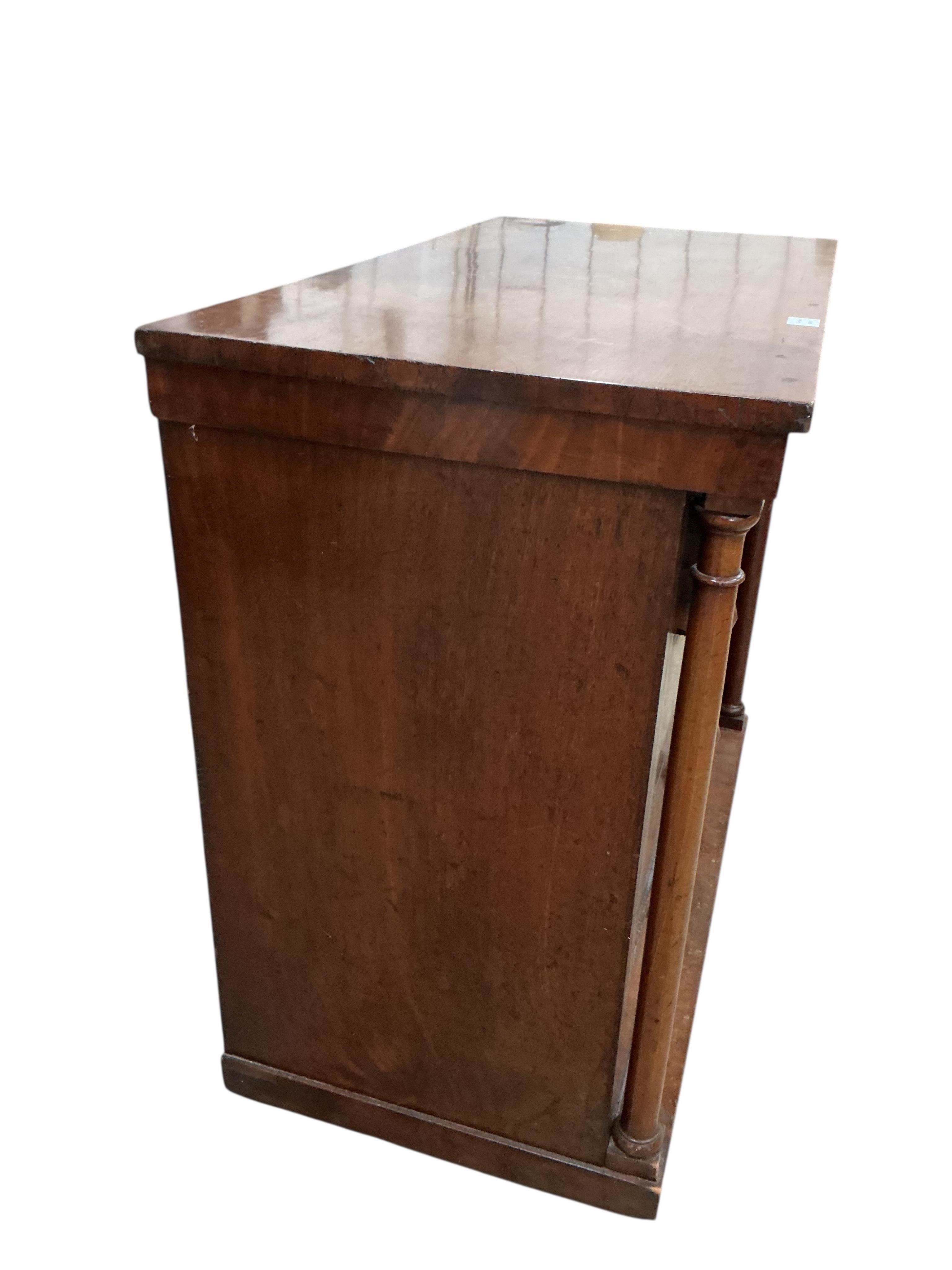 An early Victorian mahogany chest of drawers, width 116cm, depth 60cm, height 105cm